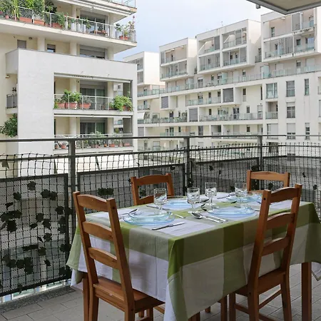 Urban Balcony Hideaway - 3 People Milano