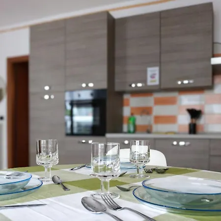 Urban Balcony Hideaway - 3 People Apartman