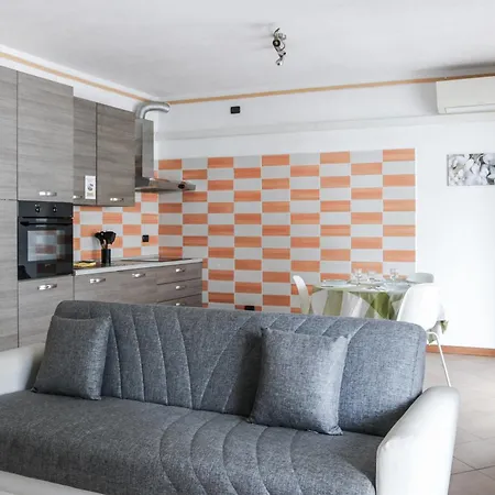 Urban Balcony Hideaway - 3 People Milánó